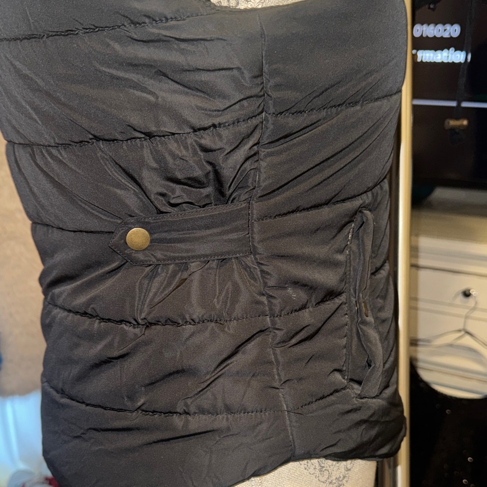 Love Tree Women’s Black Quilted Puffy Vest Removable Faux Fur Trim Hood Medium - Picture 7 of 17